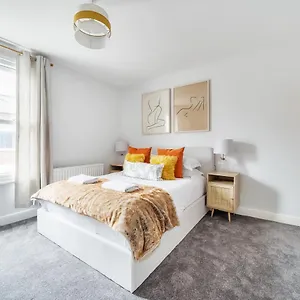 The Little Domus - Modern With Hot Tub York